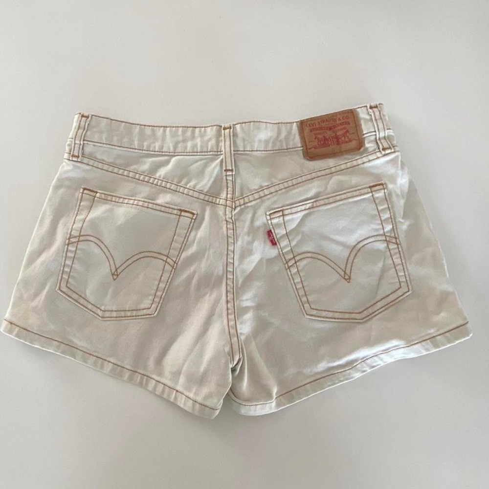 White Levi’s Shorts